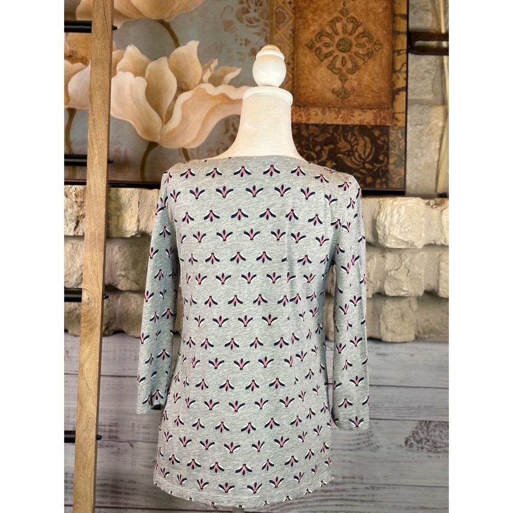 Loft Outlet Women Small Gray Pink Blue Geometric Print 3/4 Sleeve Boat Neck Top - Picture 2 of 6